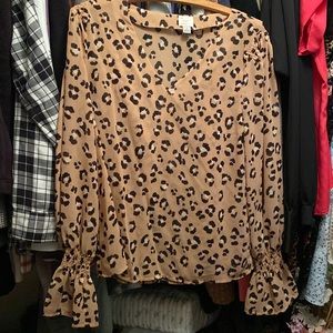 Super cute blouse 🤎🤎